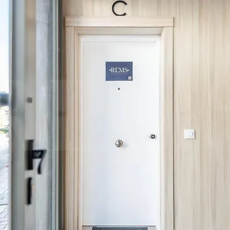 Enchanting And Bright Center By Rems Apartment